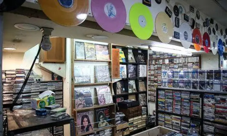 Piringan Hitam dan Kaset Koleksi piringan hitam di Blok M Square