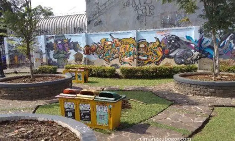 Proses Pembuatan Mural Seniman sedang mengerjakan mural di Taman Corat Coret Bogor