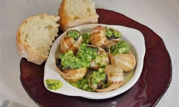 Presentasi Escargot Hotel Presentasi escargot di piring keramik khusus