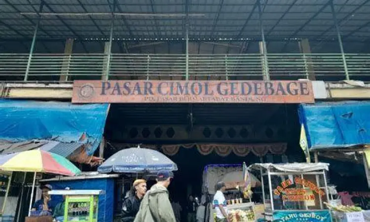 Deretan baju bekas di Pasar Cimol Gedebage