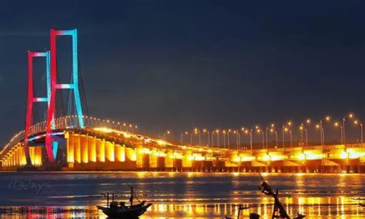 Pemandangan lampu warna-warni Jembatan Suramadu
