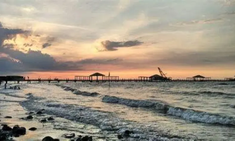 Pemandangan sunset di Pantai Alam Indah Tegal yang eksotis