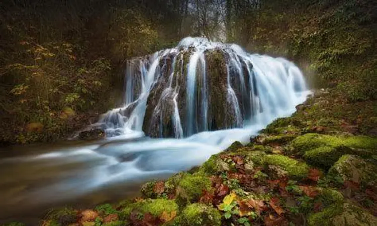 Long Exposure Waterfall Foto air terjun dengan teknik long exposure