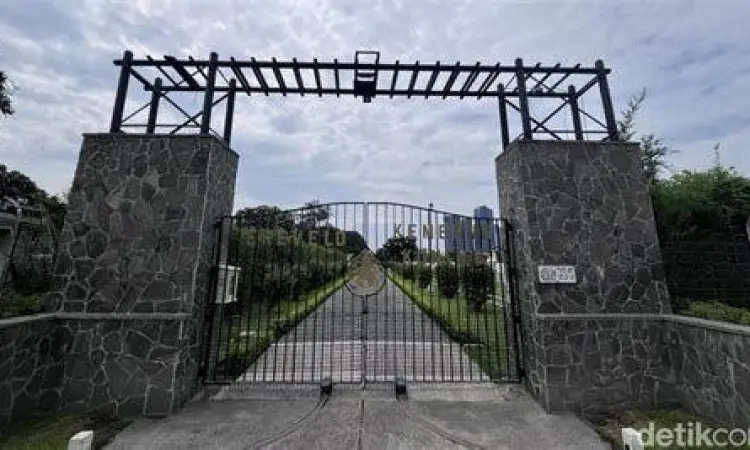 Pemandangan luas area pemakaman Makam Kembang Kuning Surabaya