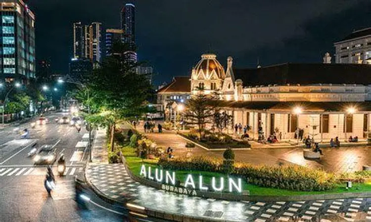 Area outdoor Alun Alun Surabaya yang luas dan bersih