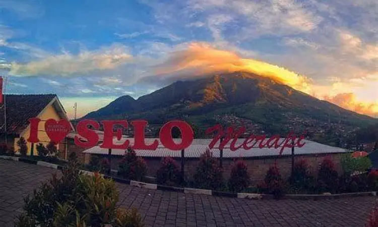 Gardu pandang di New Selo Boyolali memperlihatkan puncak Merapi