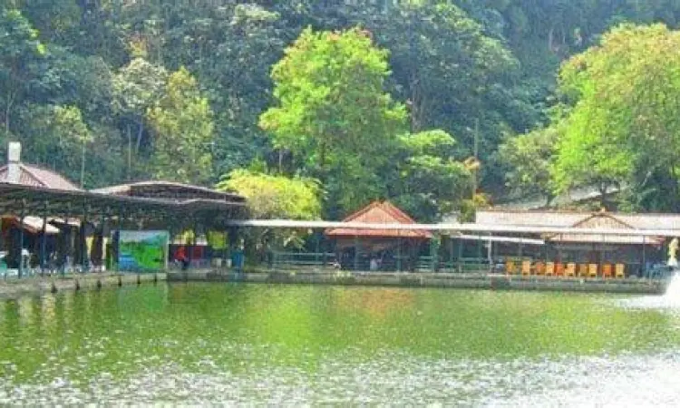 Area pemancingan luas di Fishing Valley Bogor