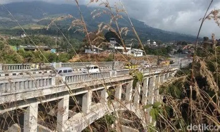 Struktur baja melengkung Jembatan Sigandul Temanggung