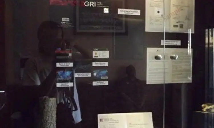 Proses pengecekan batu mulia di laboratorium gemologi