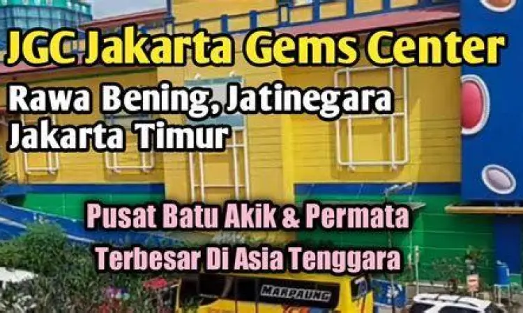 Suasana di depan gedung Jakarta Gems Center Jatinegara
