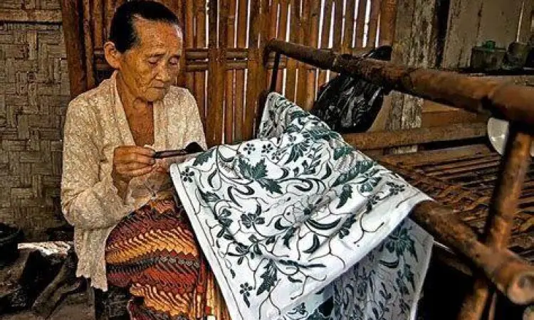Pengrajin Batik Tulis Kauman Proses pembuatan batik tulis oleh pengrajin di Kauman
