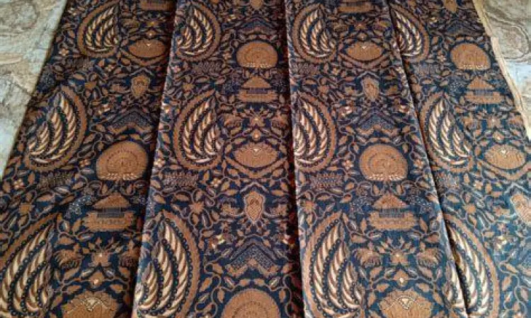 Koleksi kain batik sogan klasik di Kauman
