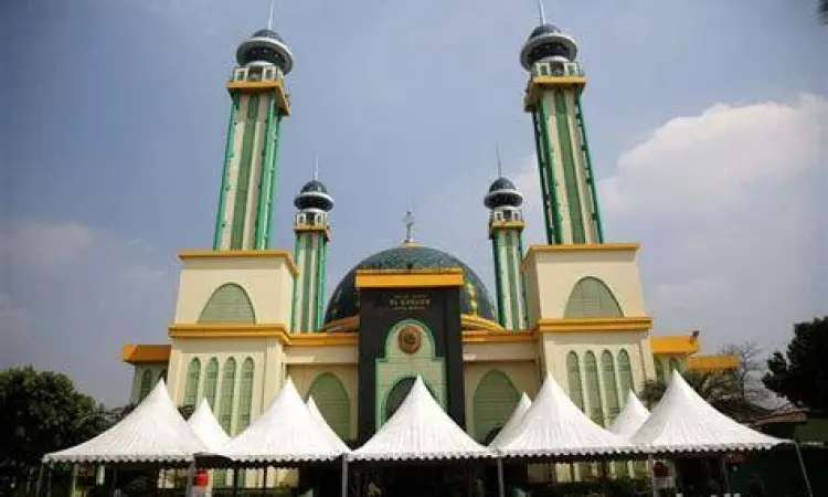 Masjid Agung Al-Barkah yang terletak tepat di samping Alun Alun Bekasi