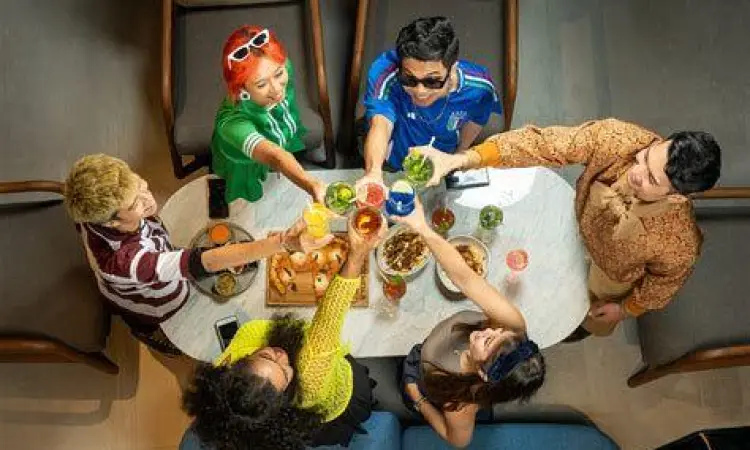 Keluarga menikmati makan malam di restoran jakarta barat