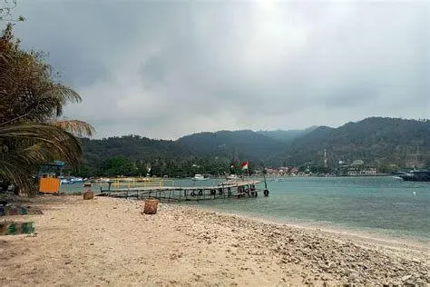 Pasir Putih Pulau Merak Kecil Hamparan pasir putih dan air jernih di Pulau Merak Kecil