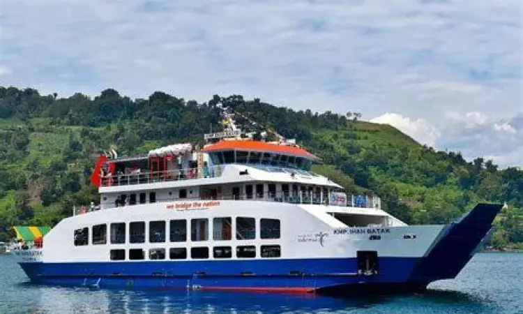 Perahu nelayan yang digunakan untuk menyeberang ke Pulau Merak Kecil