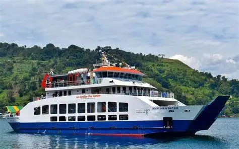 Transportasi Kapal Merak Kecil Perahu nelayan yang digunakan untuk menyeberang ke Pulau Merak Kecil