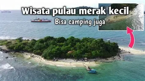 Camping di Pulau Merak Kecil Wisatawan sedang mendirikan tenda untuk camping di tepi pantai