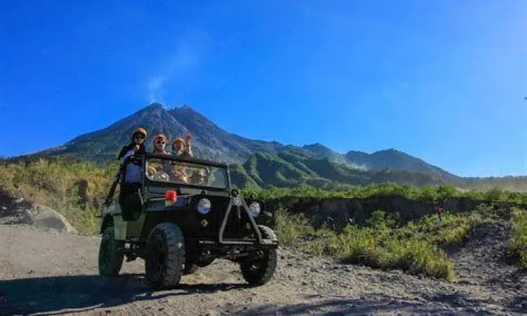 Wisatawan menaiki Jeep di area Bunker Kaliadem Merapi