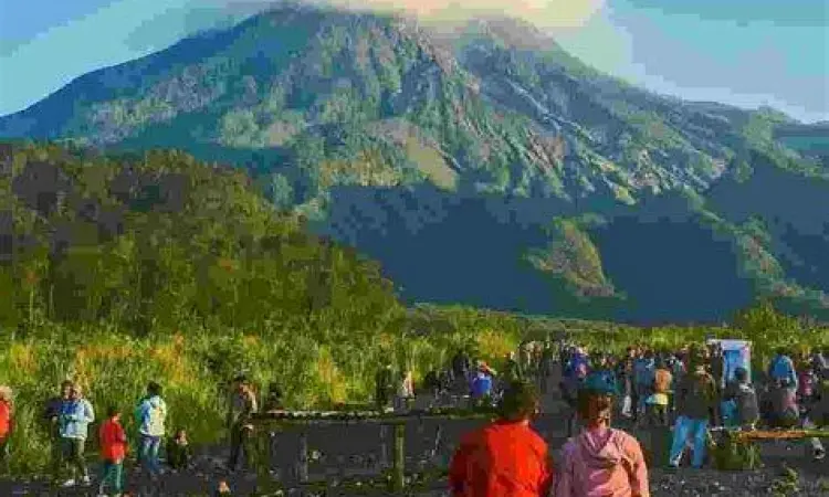 Pemandangan puncak Merapi yang sangat dekat dari Bunker Kaliadem