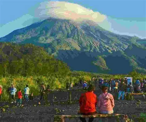 Puncak Merapi dari Kaliadem Pemandangan puncak Merapi yang sangat dekat dari Bunker Kaliadem