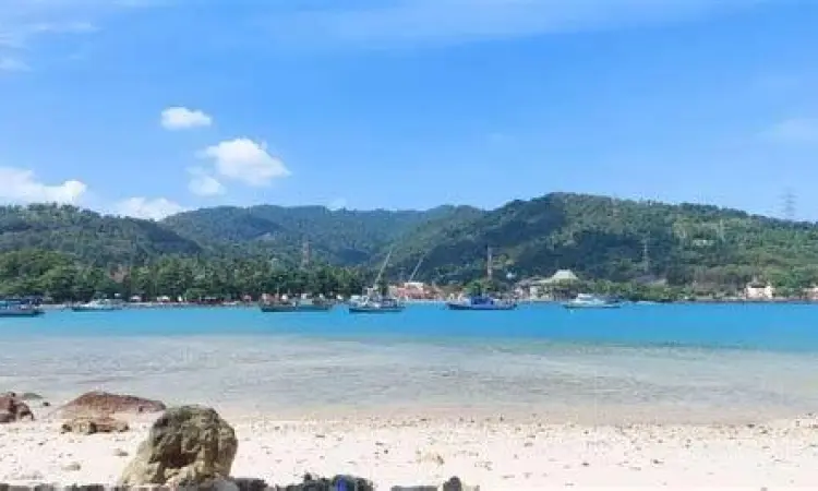 Pantai Pulau Merak Kecil Pantai pasir putih di Pulau Merak Kecil Cilegon