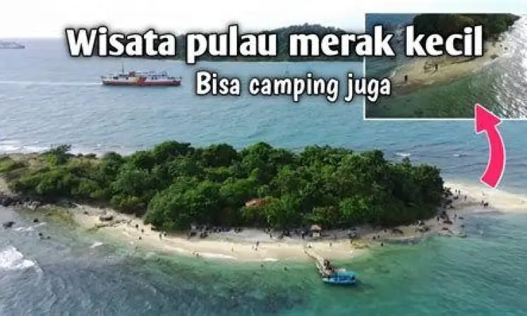 Suasana berkemah di tepi pantai Pulau Merak Kecil