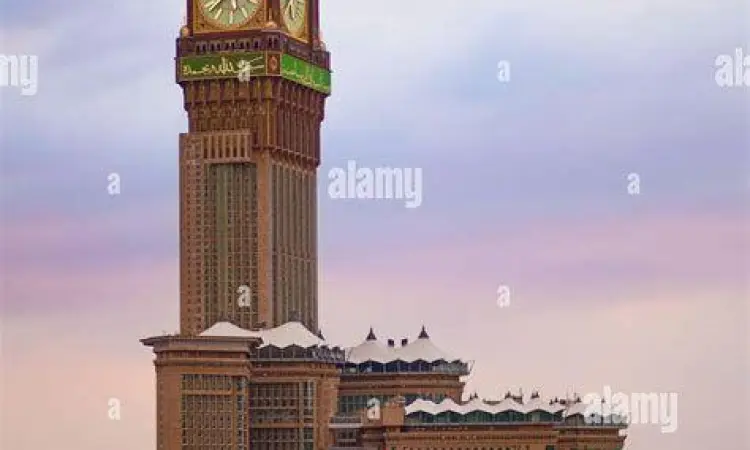 Pemandangan Tower Zam Zam dari pelataran Masjidil Haram
