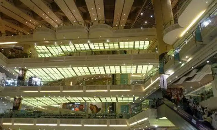 Interior pusat perbelanjaan di dalam Tower Zam Zam