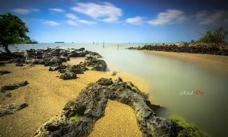 Pemandangan Laut Tenang Pemandangan laut tenang di Pantai Klayar Lamongan