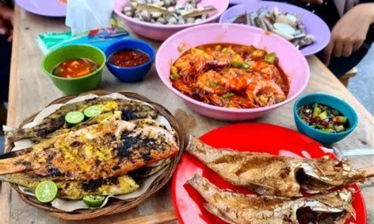 Sajian ikan bakar segar di food court Muara Angke