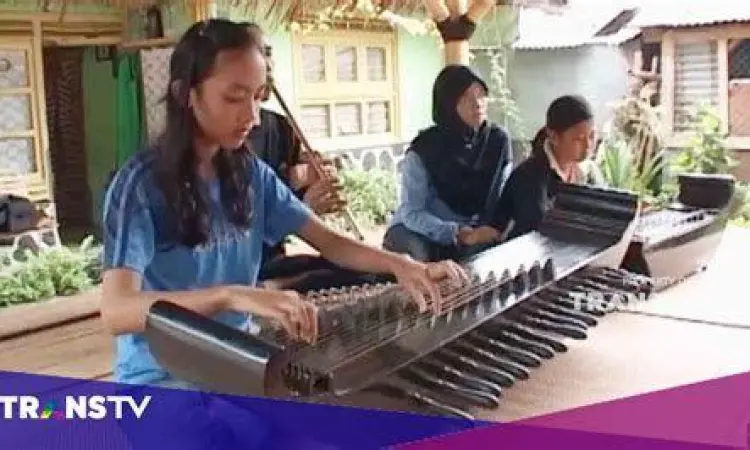 Anak muda memainkan alat musik tradisional Sunda secara modern