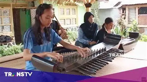 Generasi Penerus Budaya Anak muda memainkan alat musik tradisional Sunda secara modern