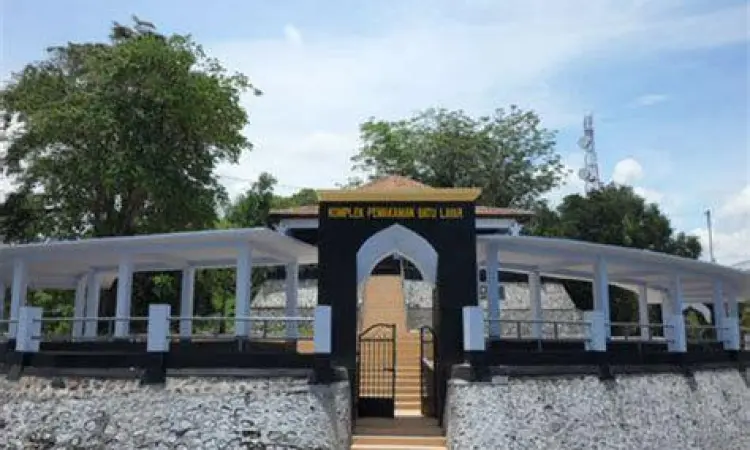 Area dalam Makam Batu Layar yang dikeramatkan
