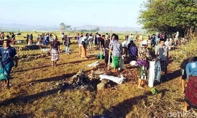 Peziarah berdoa di Makam Batu Layar