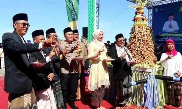 Perayaan Lebaran Topat di pantai dekat Makam Batu Layar