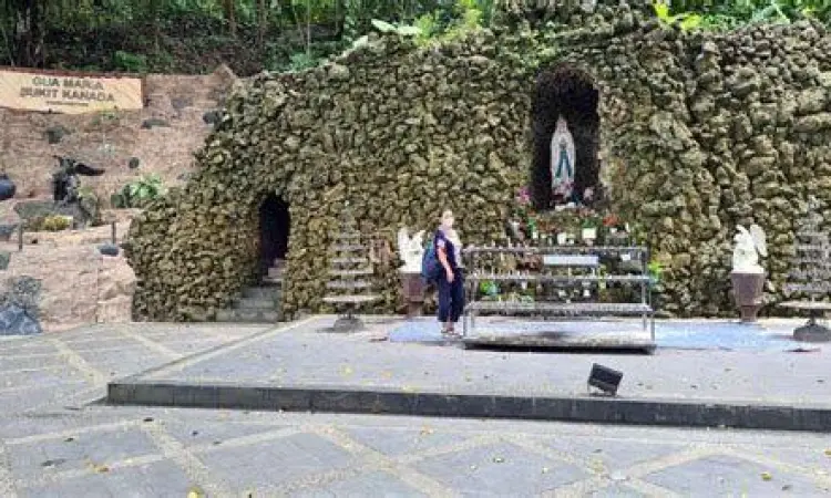 Patung Bunda Maria Bukit Kanada Patung Bunda Maria di dalam gua Bukit Kanada Rangkasbitung