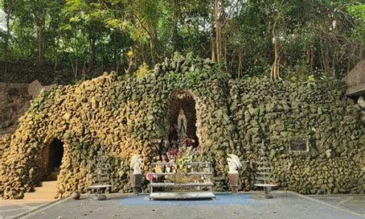 Fasilitas Peziarah Bukit Kanada Fasilitas area istirahat dan toko rohani di Gua Maria Rangkasbitung