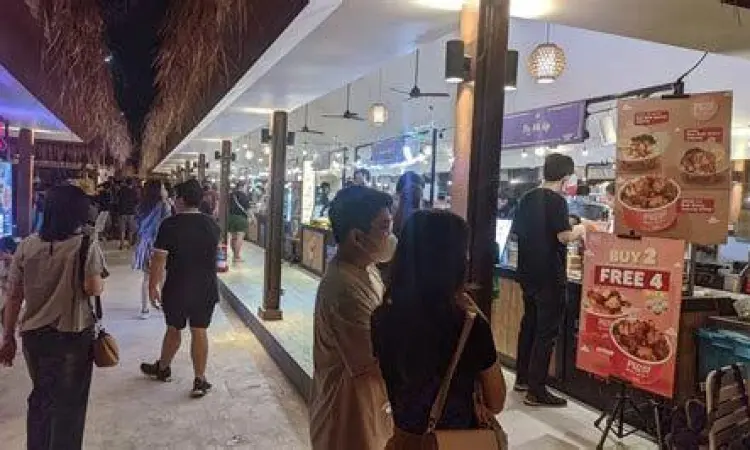 Berbagai pilihan tenant makanan di Aloha PIK 2