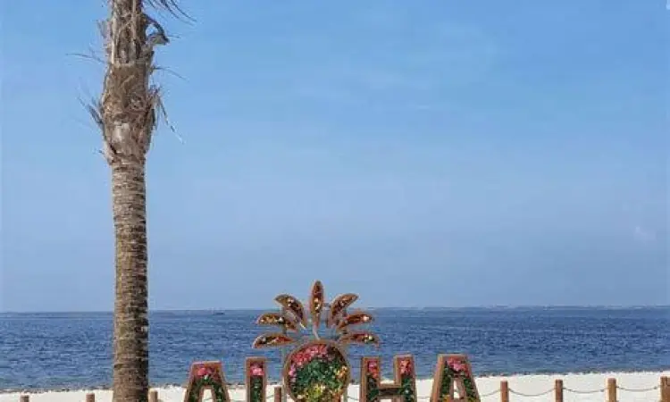 Matahari terbenam di Aloha Pasir Putih