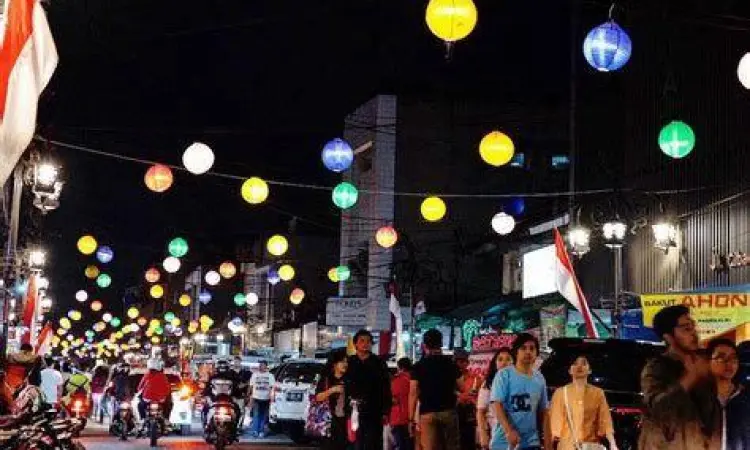 Berbagai jajanan kaki lima di Jalan Cibadak