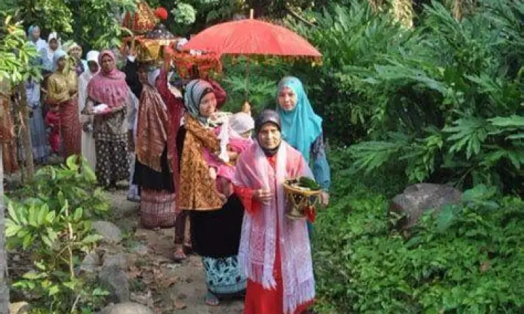 Masyarakat Minangkabau berinteraksi menggunakan bahasa daerah