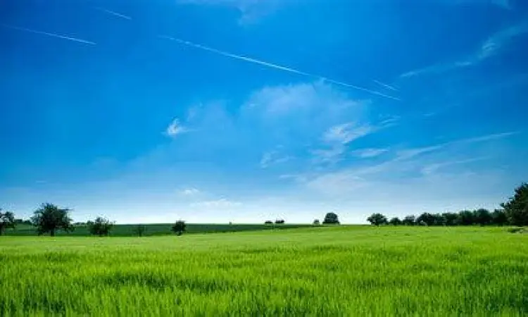 Mercusuar putih ikonik di Land's End PIK 2