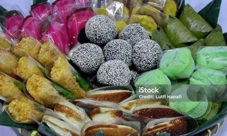 Aneka jajanan pasar di Sumur Batu
