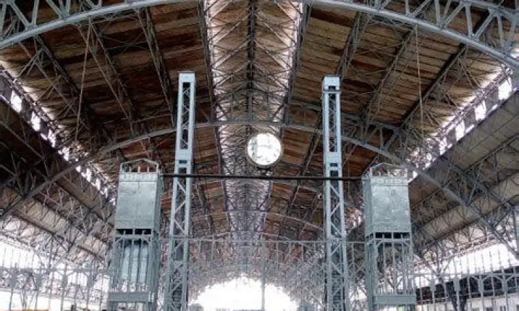 Interior Stasiun Tanjung Priok Interior megah Stasiun Tanjung Priok bergaya Art Deco