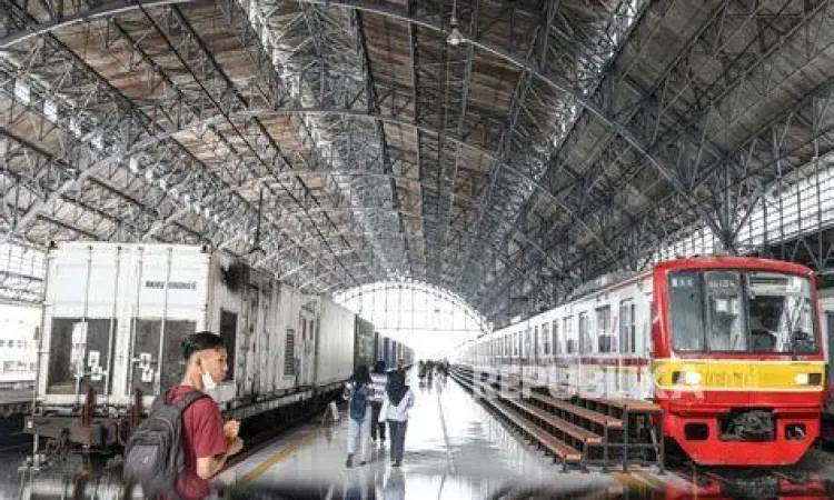 Peron Stasiun Tanjung Priok Suasana peron Stasiun Tanjung Priok saat ini