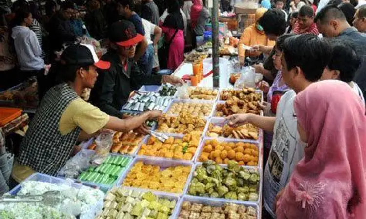 Kuliner Benhil Deretan gerai makanan di Pasar Bendungan Hilir