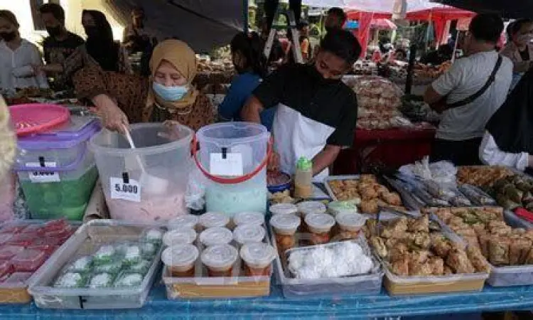 Takjil Ramadan Benhil Suasana bazar takjil di Pasar Bendungan Hilir
