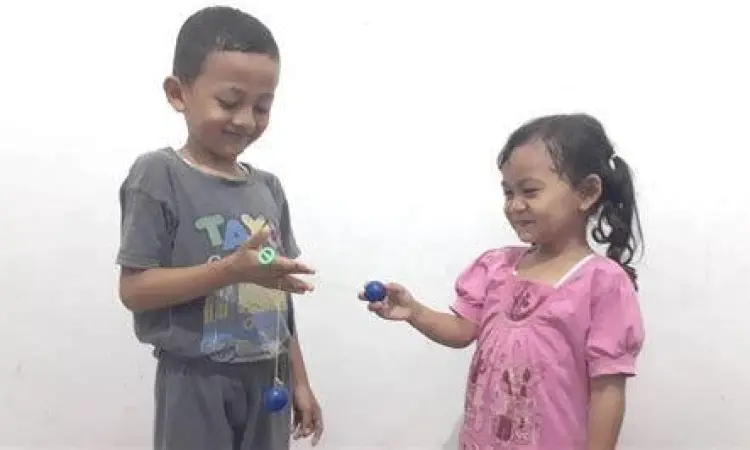 Cara memegang lato lato yang aman