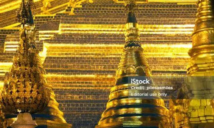 Detail lapisan emas dan arsitektur stupa di Pagoda Shwedagon